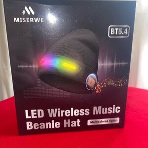 MISERWE LED Wireless Music Beanie Hat - Black with Multicolored Lights Brand New
